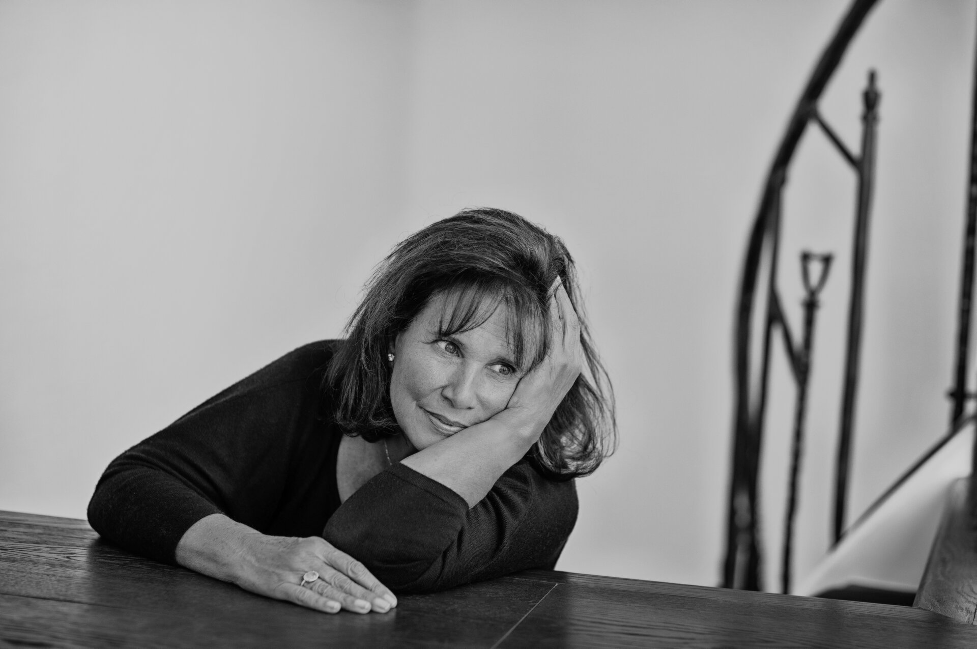 Anne Sinclair, portrait en noir et blanc