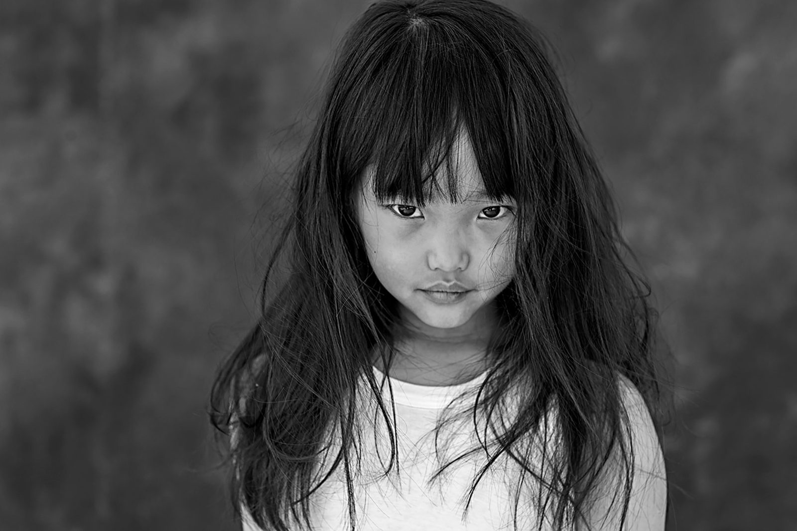 Petite fille regardant l’objectif, portrait en noir et blanc